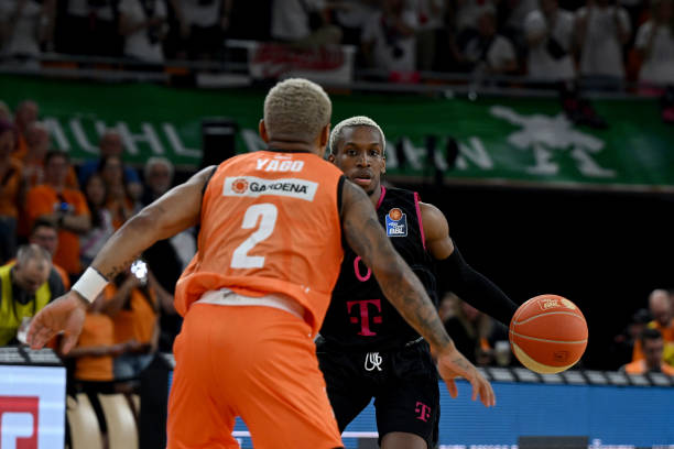 在激烈的联 在激烈的联